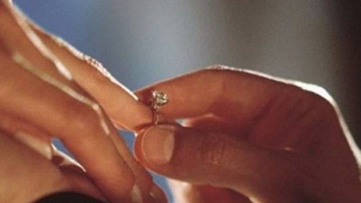 Της έκανε πρόταση γάμου στο κέντρο του Ηρακλείου - ΒΙΝΤΕΟ