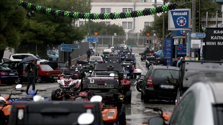 "Μάρσαραν" με "γουρούνες" στο υπουργείο Μεταφορών - ΦΩΤΟ