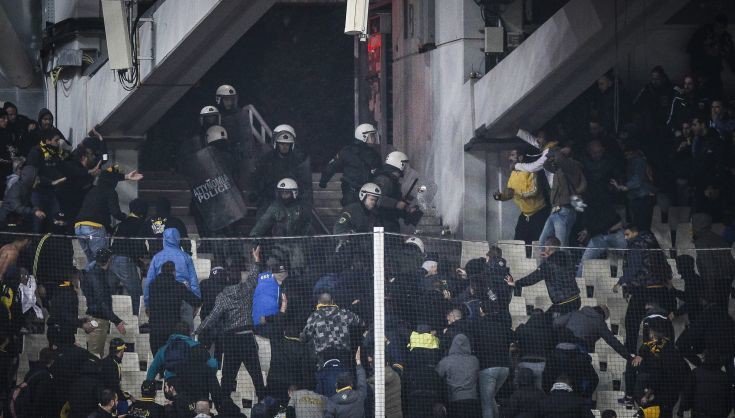 Δακρυγόνα και επεισόδια στο ΟΑΚΑ - Οπαδοί συνεπλάκησαν με άνδρες των ΜΑΤ - ΦΩΤΟ