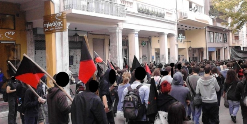 "Επιδρομή" ομάδας αντιεξουσιαστών σε φαρμακείο στο κέντρο της Πάτρας - Πέταξαν φέιγ-βολάν και έφυγαν