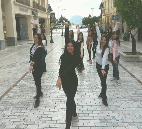 Η "μάντισσα" χορεύει στην Αγίου Νικολάου