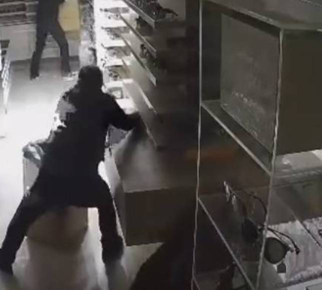 Αιγιάλεια: Διαρρήκτες "χτύπησαν" σε βενζινάδικο και πρακτορείο του ΟΠΑΠ