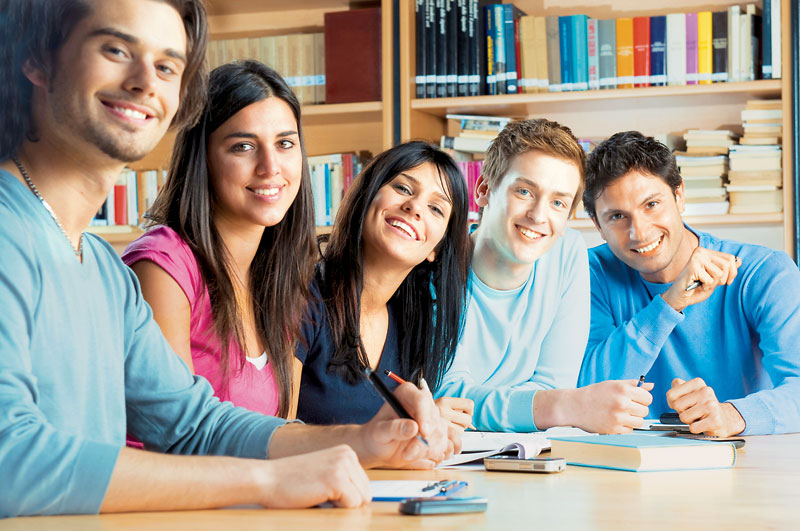 Οι νέοι στην Ελλάδα σπουδάζουν γιατί δεν βρίσκουν δουλειά