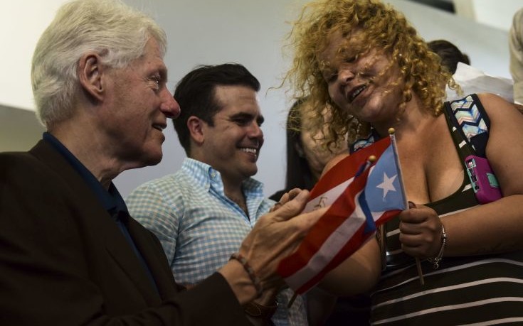 Τέσσερις γυναίκες κατηγορούν τον Μπιλ Κλίντον για σεξουαλική παρενόχληση