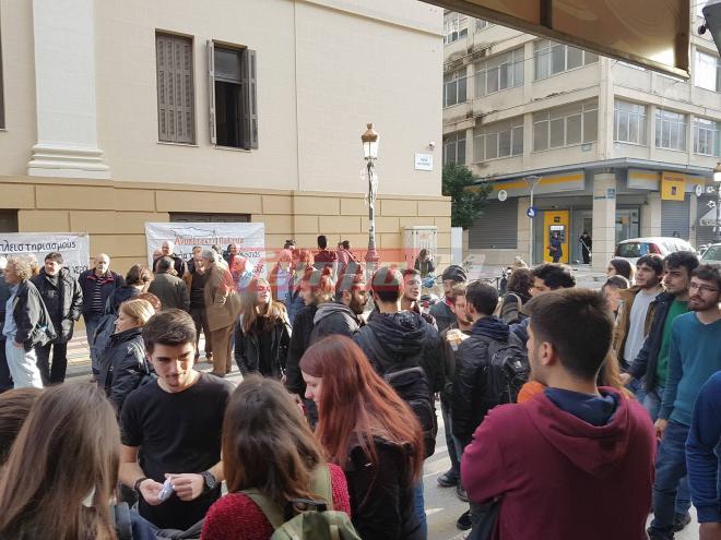 Πάτρα: Ολοκληρώθηκε η συγκέντρωση διαμαρτυρίας στο Ειρηνοδικείο - Έδωσε το παρόν και ο δήμαρχος Κώστας Πελετίδης - ΦΩΤΟ κ ΒΙΝΤΕΟ