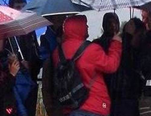 Λουσικά: Αρρωσταίνουν οι μαθητές μέσα στη βροχή - Δεν έχει στέγαστρο η στάση του λεωφορείου