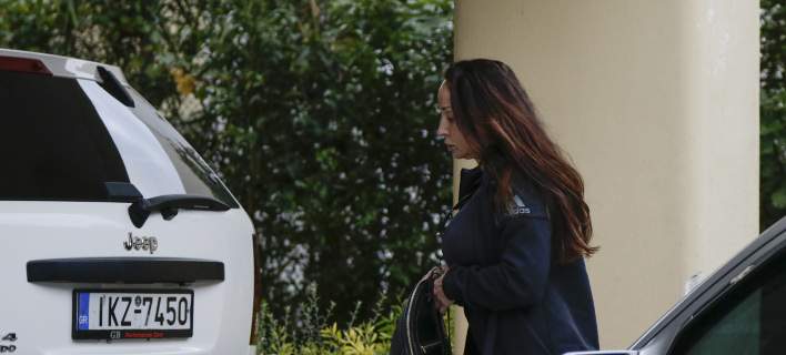 Η στιγμή που η Βίκυ Σταμάτη φτάνει στο σπίτι της μετά τη φυλακή- ΦΩΤΟ