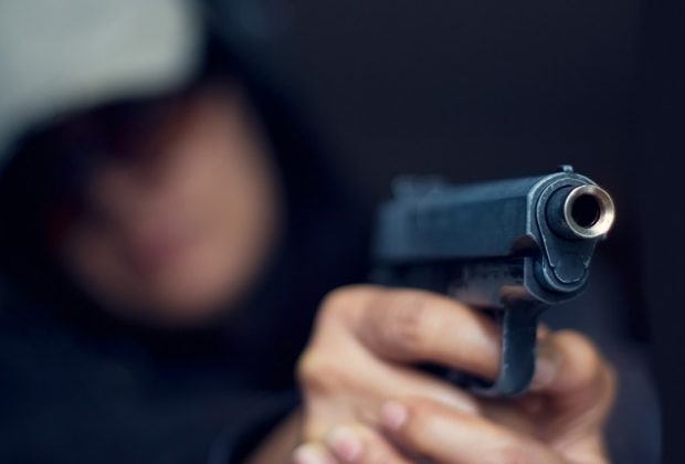 Σύζυγος αστυνομικού τον απείλησε με το... όπλο του! - Του το άρπαξε και άρχισε να φωνάζει «Θα σε σκοτώσω ή θα αυτοκτονήσω»