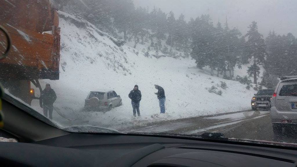 Παραμονή Χριστουγέννων στο σκοτάδι για κατοίκους της ορεινής Αχαϊας- Δεν μπόρεσε να αποκατασταθεί η μεγάλη βλάβη στο ρεύμα μετά την πτώση κολόνων της ΔΕΗ