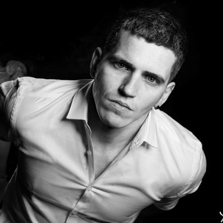 Θοδωρής Νικολάου: Ενας πατρινός καλλιτέχνης που διαπρέπει- Δείτε το βίντεο με το νέο τραγούδι του