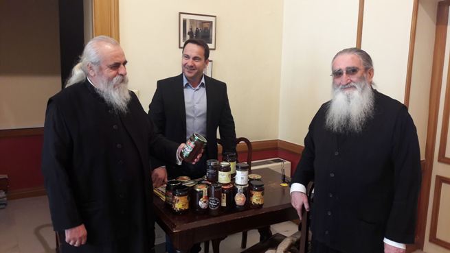 Δ. Ελλάδα: Σε ευαγή ιδρύματα και ευπαθείς ομάδες μοιράστηκαν μέλι και προϊόντα μελιού από παραγωγούς της Περιφέρειας - ΦΩΤΟ