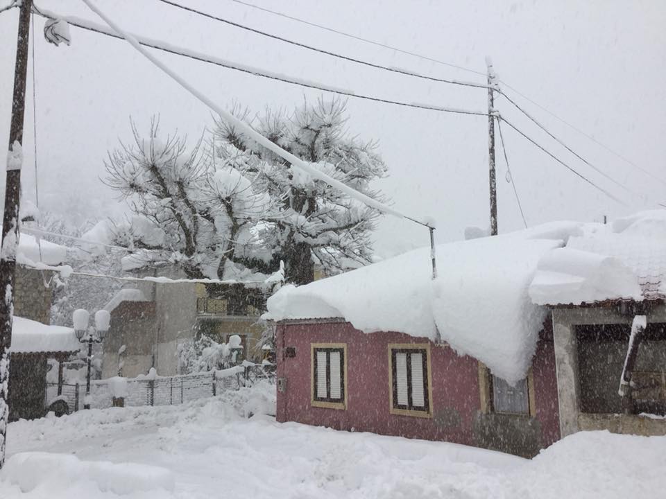Τους "πλάκωσε" το χιόνι -Πάνω από ένα μέτρο- Χωρίς ρεύμα παραμένει η Ζαρούχλα!