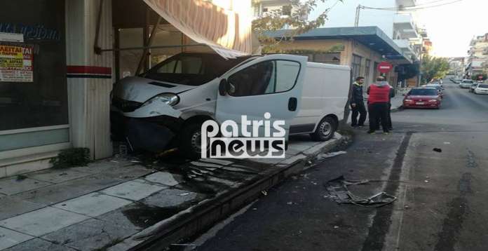 Πύργος: Το λευκό φορτηγάκι μπήκε στο κατάστημα μετά το τροχαίο