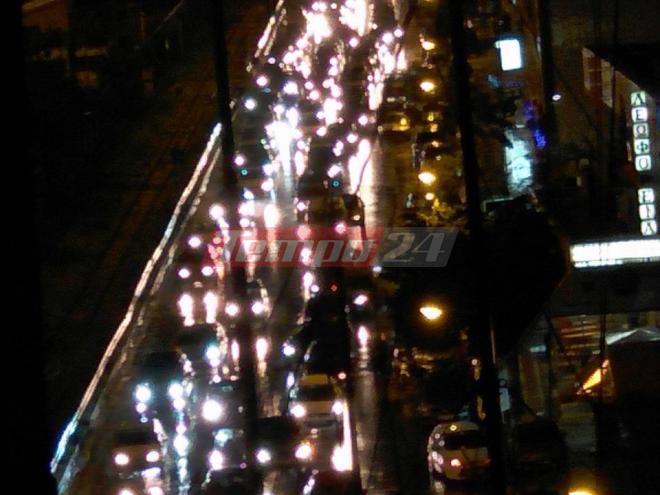 Πάτρα - ΤΩΡΑ: Απίστευτο μποτιλιάρισμα στο κέντρο - Ακινητοποιημένα οχήματα