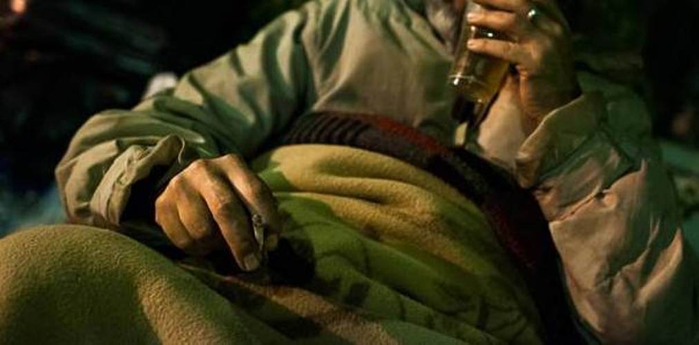 Πάτρα: Ο άστεγος με τις σακούλες, και η ανυπαρξία ευαισθησίας από το Κράτος και τις δομές του!