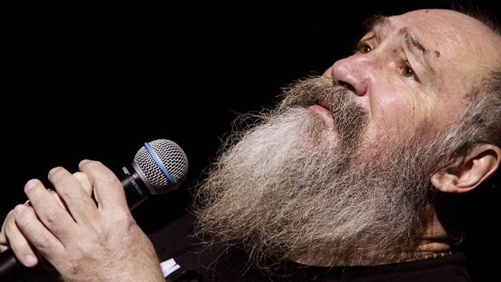 Το ΒΙΝΤΕΟ της κατάρρευσης του Τζίμη Πανούση επί σκηνής - Υπέστη καρδιακή ανακοπή