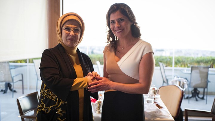 Τι δώρο έκανε η Μπέτυ Μπαζιάνα στην Εμινέ Ερντογάν - ΦΩΤΟ