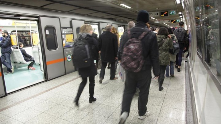 Στο ΚΑΤ ο άνδρας που έπεσε στις ράγες του μετρό στο Σύνταγμα - Τι του συνέβη