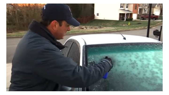 Το απόλυτο κόλπο για να καθαρίσετε τον πάγο από το παρμπρίζ - ΒΙΝΤΕΟ