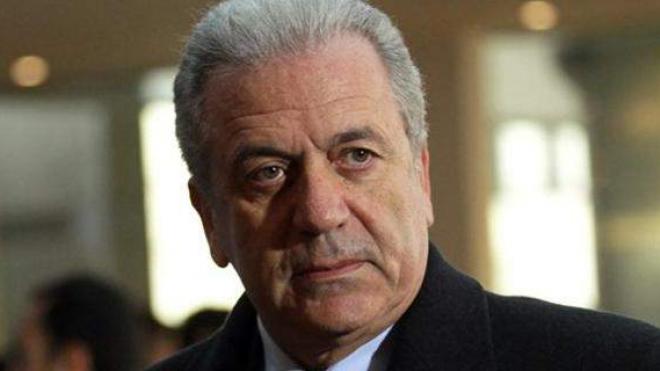 Politico: Ο Αβραμόπουλος ανάγκασε τον Τουσκ να αναθεωρήσει τα σχέδιά του για τη μετανάστευση