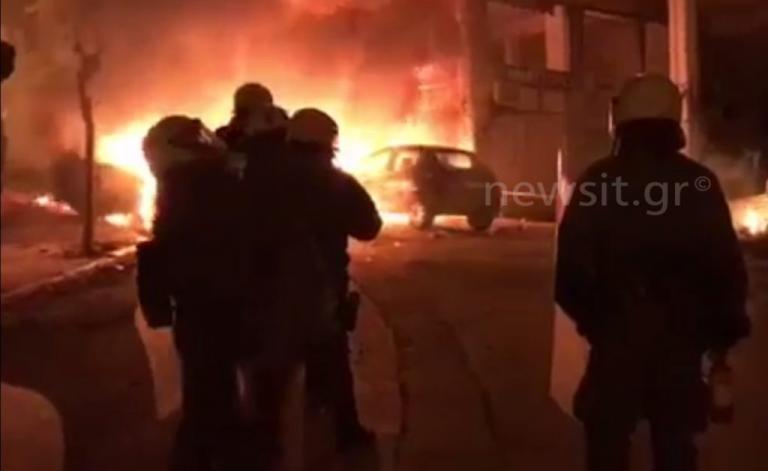 Κόλαση στα Εξάρχεια! Καίνε περιουσίες, πετούν με εγκληματική άνεση μολότοφ, φωτοβολίδες ευθείας βολής και πέτρες! Μία σύλληψη!