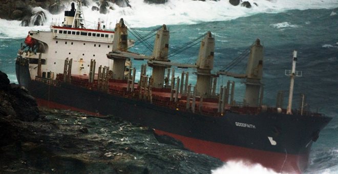 Σε εξέλιξη επιχείρηση της ΕΜΑΚ για τον απεγκλωβισμό πληρώματος πλοίου