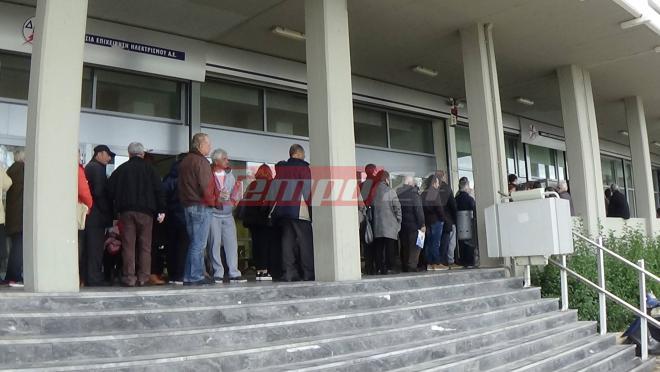 Πάτρα: "Ουρές" καταναλωτών στο υποκατάστημα της ΔΕΗ - 1,5 ώρα ο μέσος όρος αναμονής - Οι περισσότεροι περίμεναν έξω στο κρύο - ΦΩΤΟ