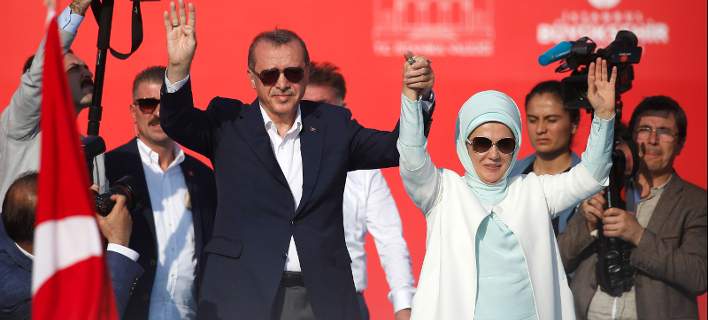 Εμινέ: Η "σκοτεινή" κυρία Ερντογάν -Τα πάθη της γυναίκας που μόνο δημοσίως είναι ένα βήμα πίσω από τον Σουλτάνο