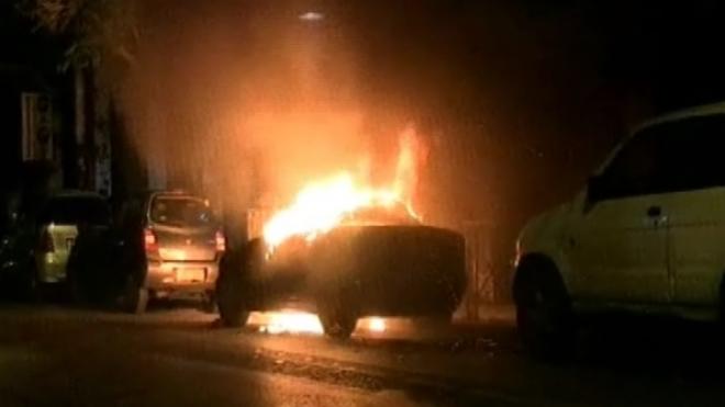 Πάτρα: Φωτιά σε σταθμευμένα Ι.Χ μετά από σύγκρουση μηχανής με αυτοκίνητο - ΤΑ ΞΗΜΕΡΩΜΑΤΑ