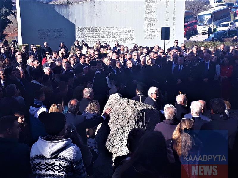 Καλάβρυτα: Η συγκινητική στιγμή της υπόκλισης στον μαρτυρικό λόφο - ΦΩΤΟ