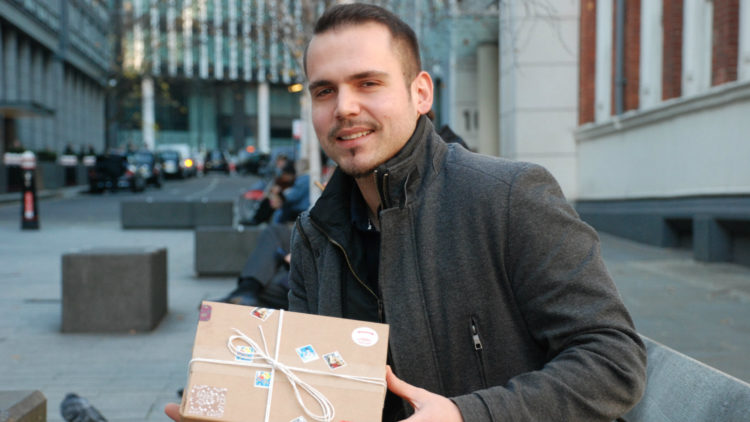 Yiayiasbox: Η προσπάθεια 2 Ελλήνων του Λονδίνου να τιμήσουν την Ελληνίδα γιαγιά!- Ο ένας είναι Μεσολογγίτης