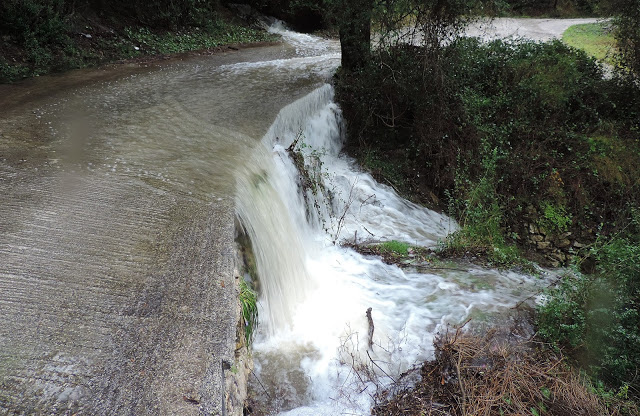 Δυτική Ελλάδα: Απαγόρευση κυκλοφορίας οχημάτων στο οδικό δίκτυο της Αιτωλοακαρνανίας λόγω πλημμυρών - ΔΕΙΤΕ ΤΑ ΣΗΜΕΙΑ