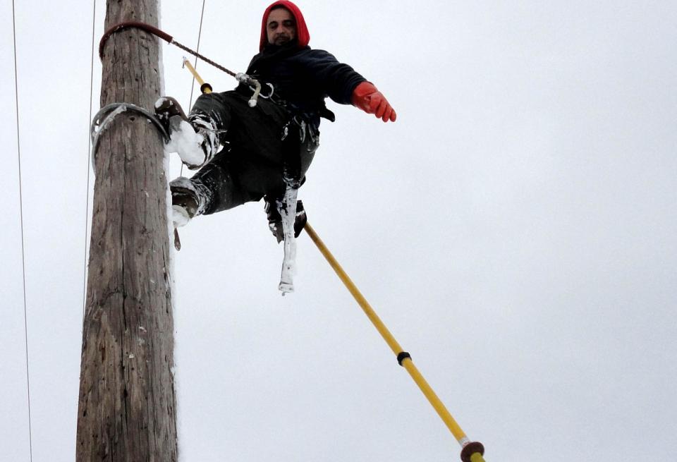 Επανέφεραν το ρεύμα στην Ζαρούχλα - "Μάχη" των συνεργείων μέσα στο χιόνι