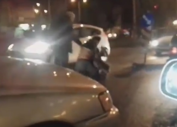 Πάτρα: Έπαιξαν ξύλο στην Ελευθερίου Βενιζέλου δύο οδηγοί μετά από σύγκρουση- Μπουνιές και κλωτσιές στο δρόμο