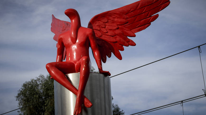 Παλαιοημερολογίτες έκαναν πορεία και ράντισαν με αγιασμό το γλυπτό «Phylax»