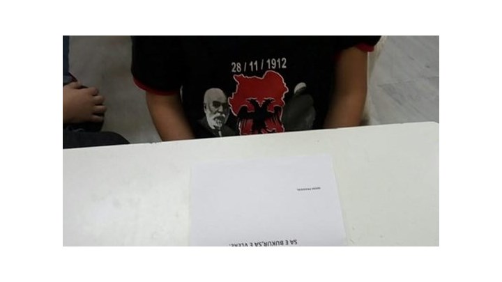 Εγκαίνια αλβανικού σχολείου στην Κρήτη με χάρτη της «Μεγάλης Αλβανίας» στην μπλούζα μαθητή - ΦΩΤΟ