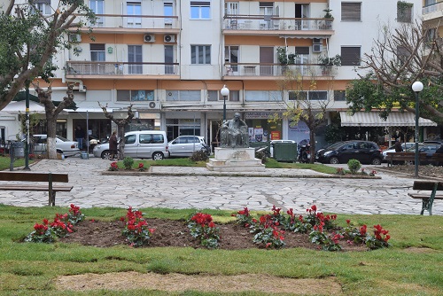 Πάτρα: Ανάπλαση της πλατείας Νόρμαν με τον χριστουγεννιάτικο στολισμό