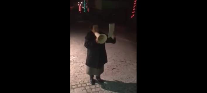 Έδεσσα: Γιαγιά καλεί με τη ντουντούκα τους συγχωριανούς της στο συλλαλητήριο για το Σκοπιανό- ΒΙΝΤΕΟ