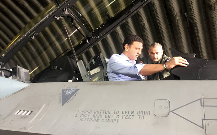 Άραξος: Σε εξομοιωτή F-16 ο Βασίλης Κικίλιας - ΦΩΤΟ
