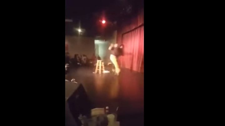 Θεατής χτυπά ηθοποιό πάνω στη σκηνή - ΒΙΝΤΕΟ