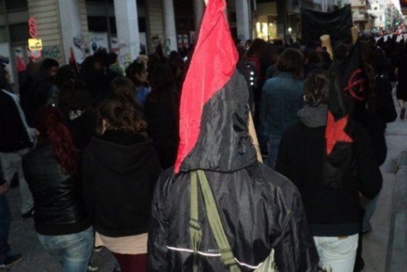 Νυχτερινή πορεία αντιεξουσιαστών στο κέντρο- Φώναξαν συνθήματα, έβαψαν το Απόλλων, την Μητρόπολη και την Πειραιώς και επέστρεψαν στο παράρτημα