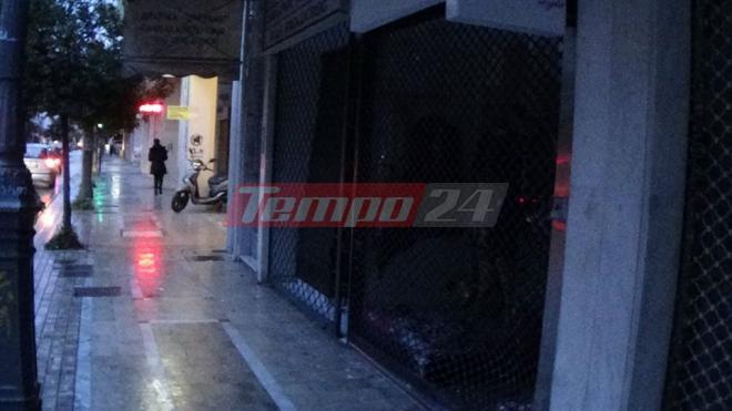 Πάτρα: Αυτοκίνητο ανέβηκε σε πεζοδρόμιο και κατέληξε σε κατάστημα - ΦΩΤΟ