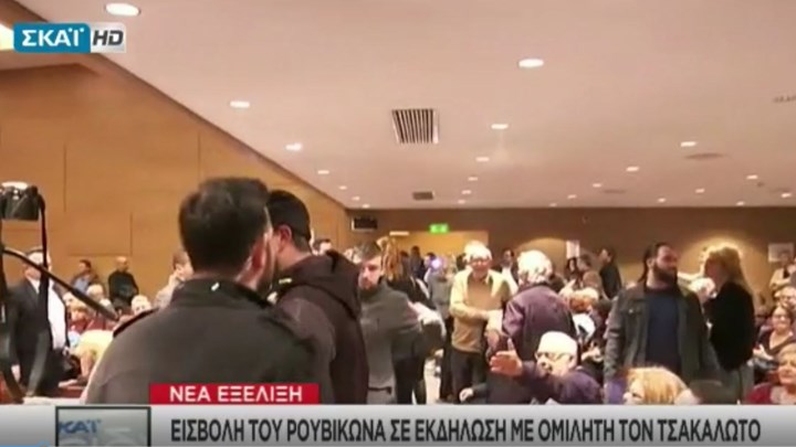 H στιγμή της εισβολής του Ρουβίκωνα σε εκδήλωση με ομιλητή τον Τσακαλώτο - ΒΙΝΤΕΟ