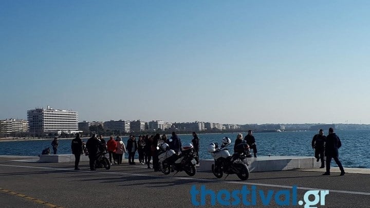 Δεν ήθελε άλλο τη ζωή της και πήδηξε στα παγωμένα νερά του Θερμαϊκού - Ποιοι την έσωσαν