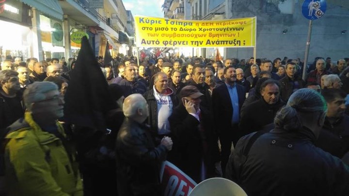 Ένταση έξω από τον χώρο της ομιλίας Τσίπρα στην Τρίπολη - ΒΙΝΤΕΟ - ΦΩΤΟ