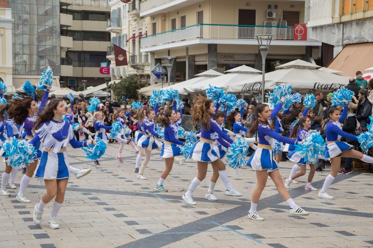 ΝΕΕΣ ΦΩΤΟ: Άλλη μια ανατροπή του Πατρινού Καρναβαλιού - Οι λιλιπούτειοι καρναβαλιστές κράτησαν το όνειρο ζωντανό