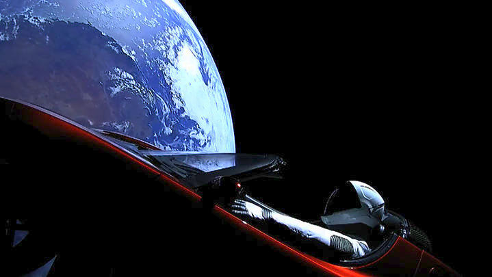 Εκτοξεύτηκε ο ισχυρότερος πύραυλος στον κόσμο μαζί με ένα αυτοκίνητο Tesla