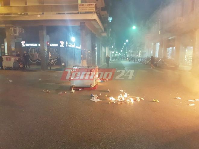 Πάτρα: ΔΕΙΤΕ το ΒΙΝΤΕΟ με τη στιγμή της επίθεσης των αντιεξουσιαστών με μολότοφ