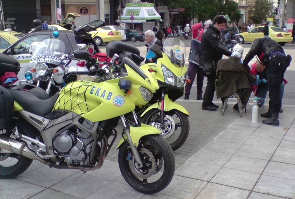 Ένας διασώστης... ιερέας στους. δικυκλιστές, από μηχανής θεούς του ΕΚΑΒ- ΔΕΙΤΕ ΤΟ ΒΙΝΤΕΟ