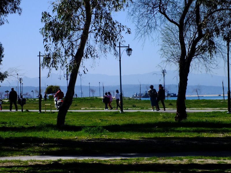 Πάτρα: Δίκυκλα και Ι.Χ. περνάνε με ταχύτητα "ξυστά" από παιδιά στο Νότιο Πάρκο- Ο σημερινός "καβαλάρης" πήγε να παρασύρει τέσσερα- ΦΩΤΟ